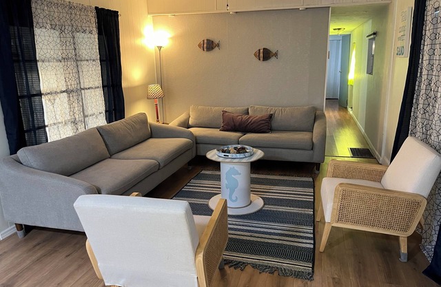 Charming 2-bedroom mobile home with AC, WiFi in North Fort Myers