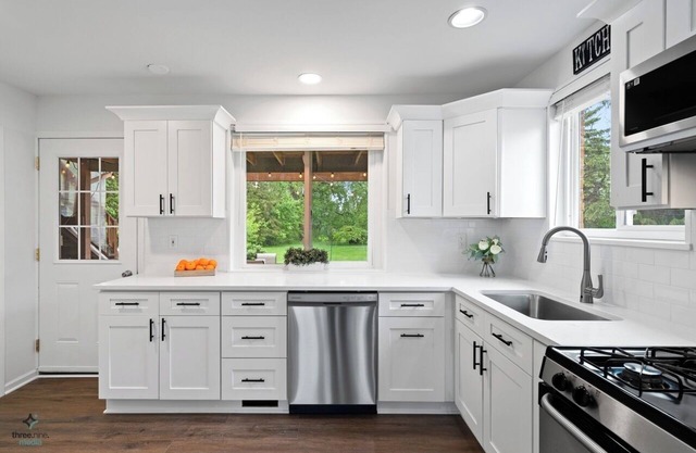 Charming 2-bedroom estate in Oakbrook Terrace with WiFi, AC, fitness room
