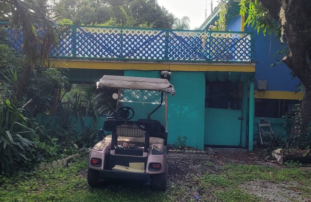 Charming 2-bedroom house with pool and wildlife.