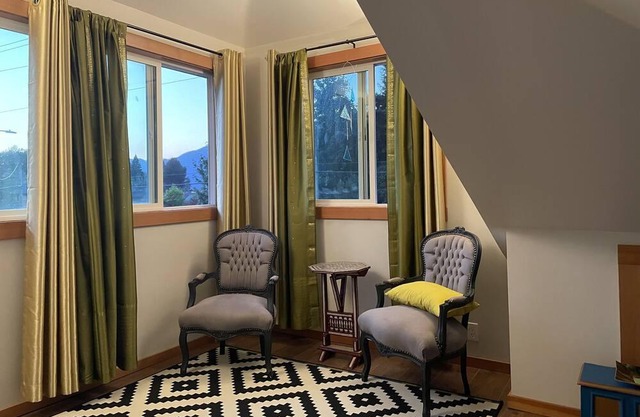 Charming 2-bedroom home near lake and town (30 day minimum stay)