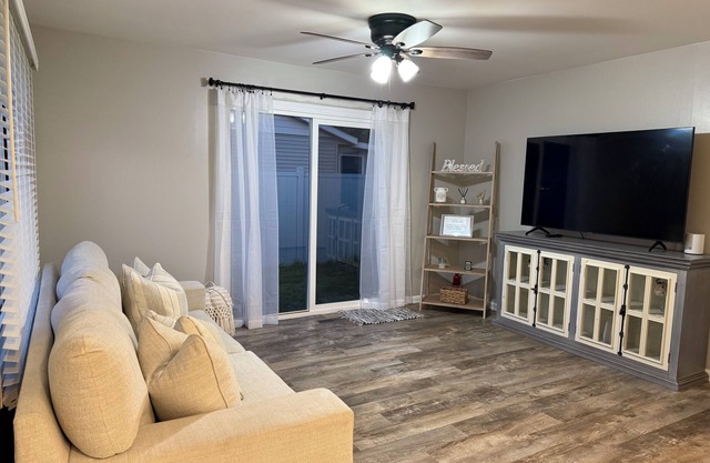 Charming 2-bedroom house with WiFi, AC in lovely Michigan City