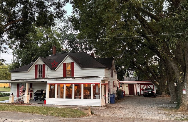 Charming 2-bedroom upper apartment. Owner lives downstairs for your convenience.