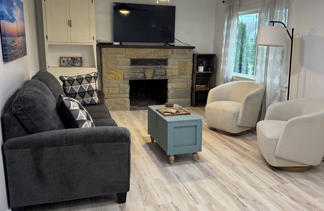 Charming 2-bedroom home near Mona Lake. Pet Friendly!