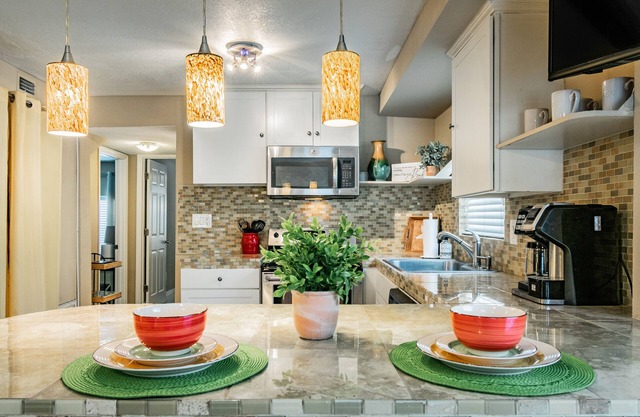 Charming 2 bedroom, 2 bath close to beach