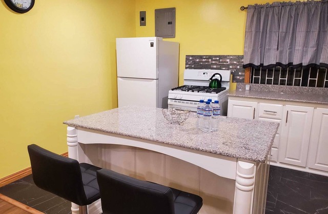 Charming 2-Bedroom Apartment with AC, WiFi and Parking space inGeorgetown