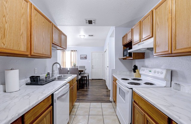 Charming 2-bedroom apartment with WiFi and AC in delightful San Antonio