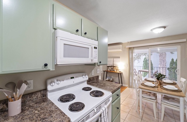 Charming 2-bedroom apartment in Central Kennewick with WiFi, AC, Fully Furnished