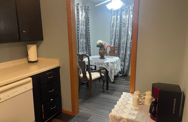 Charming 2-bedroom apartment in delightful Rochester with WiFi, AC