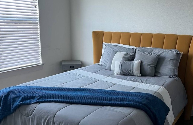 Charming 2-bedroom apartment with WiFi, AC in lovely Houston