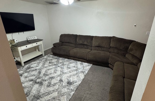 Charming 2-bedroom apartment in lovely downtown Beaver with WiFi
