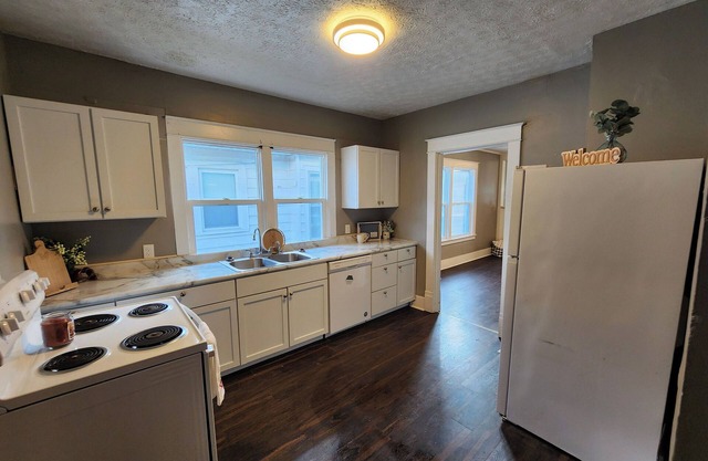 Charming 2-bedroom apartment with WiFi, AC in Kokomo