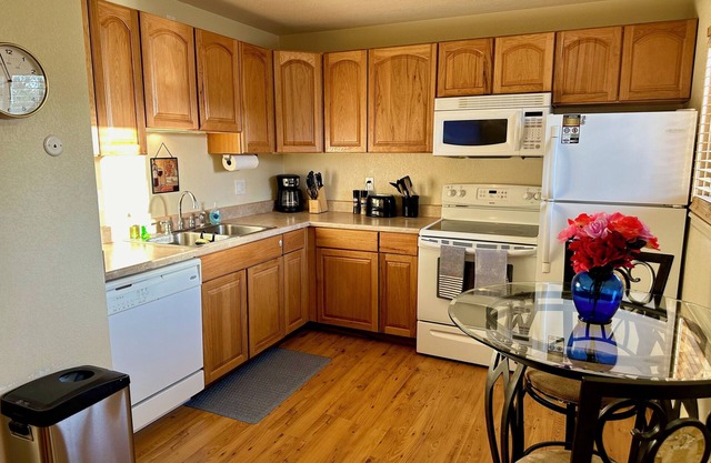 Charming 2-bedroom apt just 10 mins from Frontier Park, Cheyenne with AC, WiFi