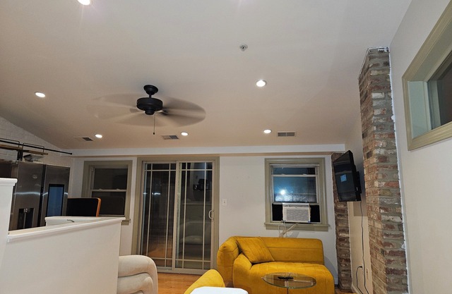 Charming 2-bedroom bed & breakfast in amazing Washington with WiFi, fitness room