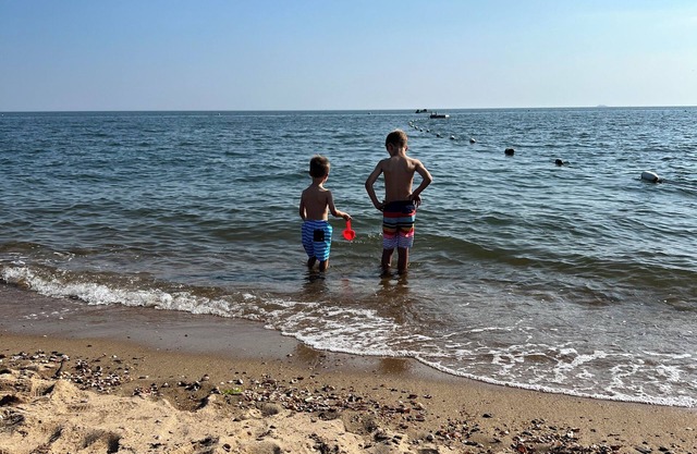 Charming 2 bedroom Beach House w/a ten minute walk to private beach