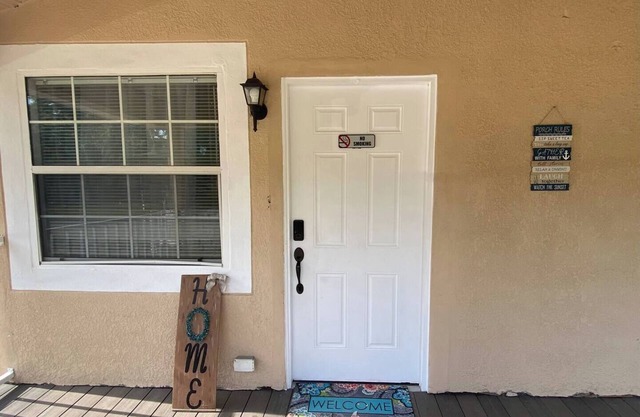 Charming 2-bedroom building in excellent Tampa with WiFi, AC