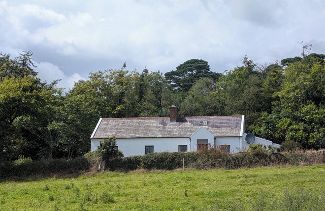 Charming 2-bedroom Cottage near Skibbereen with stove and views.