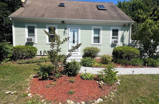 Charming 2-bedroom cottage with AC, WiFi in serene Barnstable
