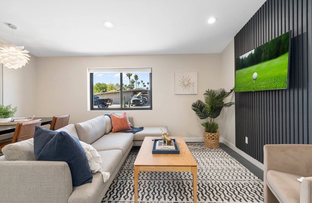Charming 2-bedroom condo in superb Scottsdale with AC, WiFi