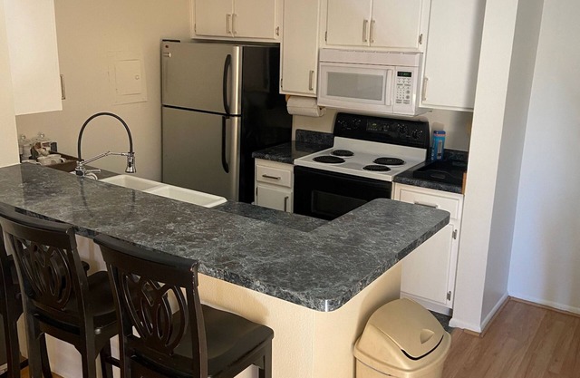 Charming 2-bedroom condo - Styling in Scottsdale with WiFi, AC, fitness room
