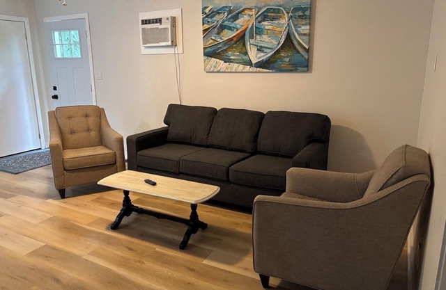 Charming 2 bedroom tourist cabin only 5 min walk from sandy shore of Balm Beach.