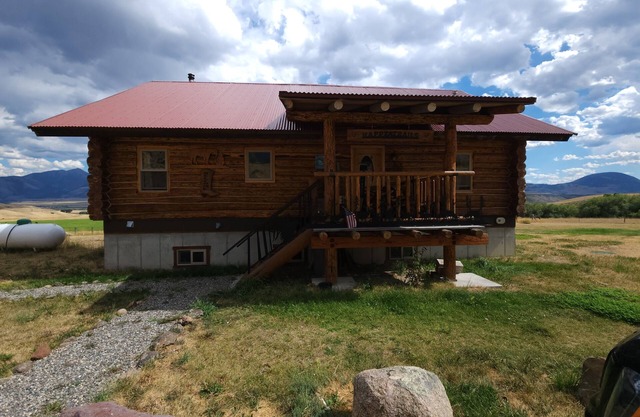 Charming 2-bedroom cabin in Emigrant with Beautiful Views