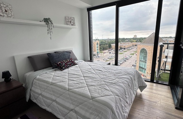 Charming 2-bedroom condo in beautiful Toronto with AC, WiFi
