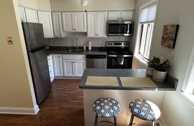 Charming 2 Bedroom Condo Convenient to 476 with Free Parking