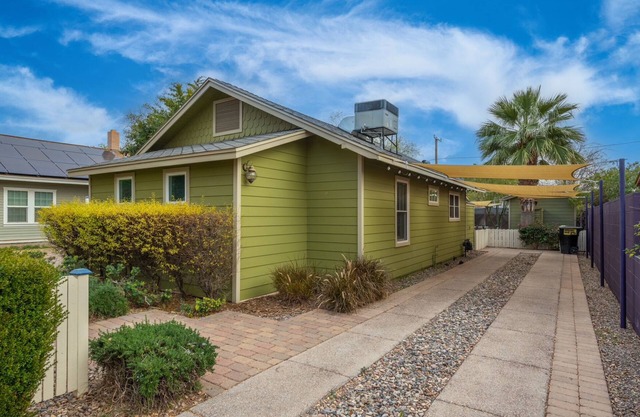 Charming 2-Bedroom Cottage in Glendale with WiFi and AC