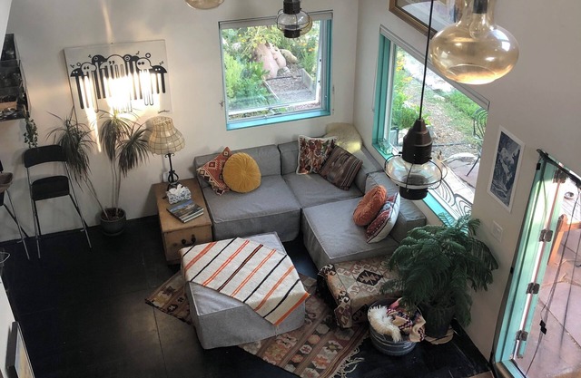 Charming 2-bedroom farmhouse style w/loft—sleeps 7 easily— in Carbondale