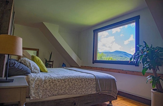Charming 2-bedroom farmhouse in beautiful Moretown with AMAZING views!