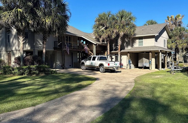 Charming 2-bedroom Fish River view upstairs apartment in wonderful Fairhope AL