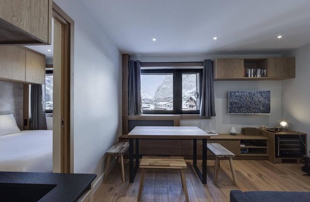Charming 2-Bedroom Renovated Apartment with Parking and Ski Locker, 500m from Val d'Isère Center