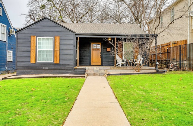 Charming 2-bedroom house in amazing Fort Worth with WiFi, AC, King Bed