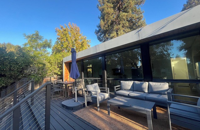 Charming 2-bedroom house in fabulous Menlo Park with AC, WiFi