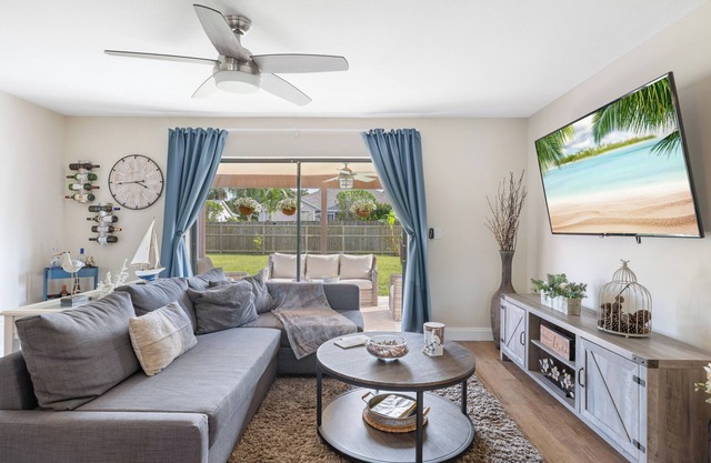Charming 2-bedroom house in superb Sebastian with AC, WiFi
