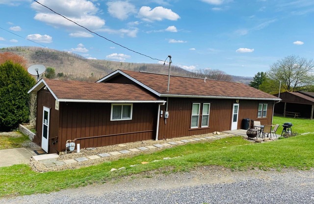 Charming 2 bedroom home in the heart of elk country.