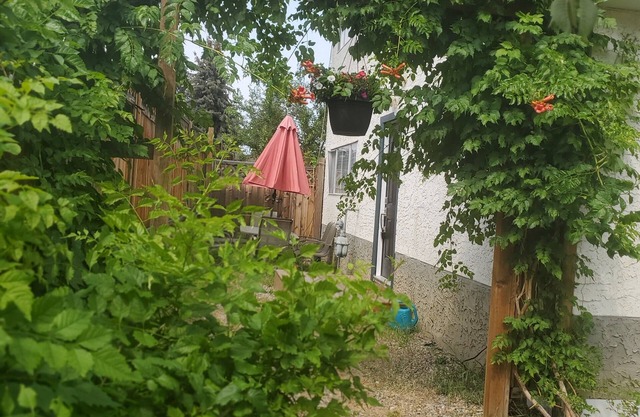 Charming 2-bedroom house in beautiful Kelowna with WiFi, AC