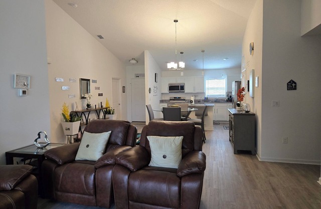 Charming 2-bedroom house in Palm Bay with WiFi and AC