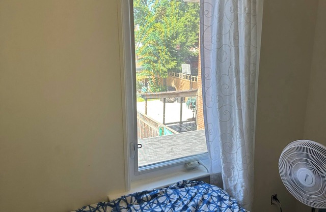 Charming 2-bedroom house in enchanting Toronto with AC.