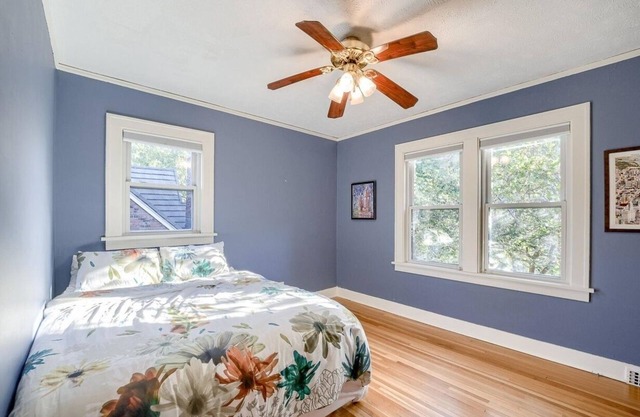 ~Charming 2-bedroom house in Omaha's Dundee Historic District~