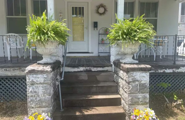 Charming 2-bedroom house with WiFi, AC in Quincy. Close to all amenities