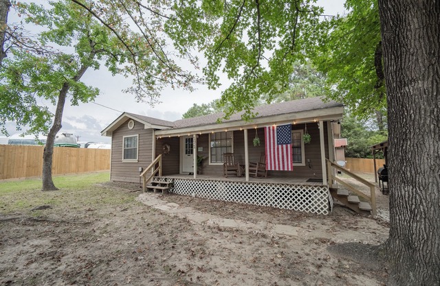 Charming 2-bedroom lake house in Onalaska, TX!