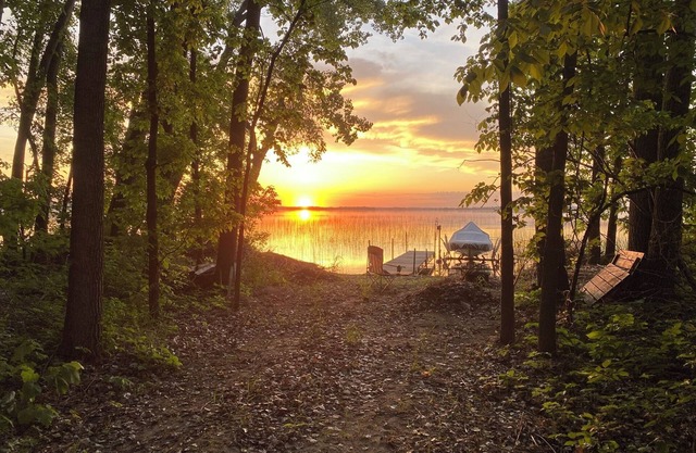 Charming 2 bedroom lake cabin