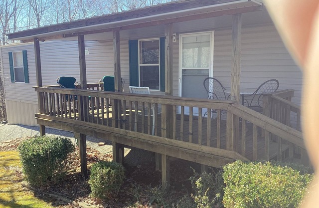 Charming 2-bedroom mobile home with WiFi, AC in peaceful Eddyville KY.