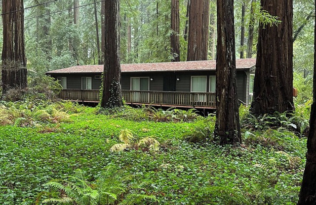 Charming 2-bedroom modular home in Redway surrounded by State Parks.