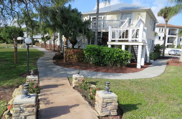 Charming 2-bedroom resort with AC, WiFi in beautiful, popular Sebastian, Florida