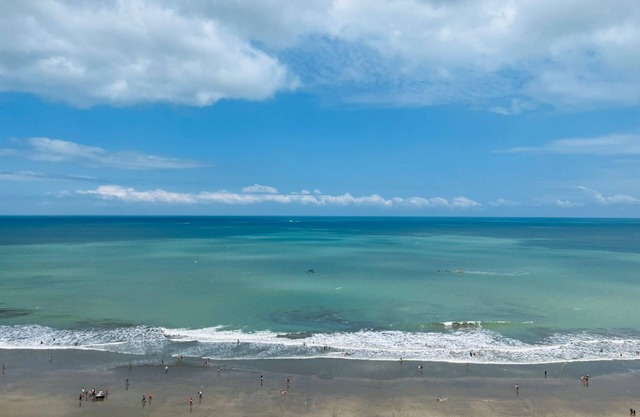 Charming 2-bedroom sea front apartment in fabulous Tonsupa with AC