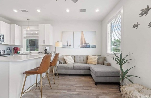 Charming 2-bedroom townhome with AC and WiFi in Pensacola