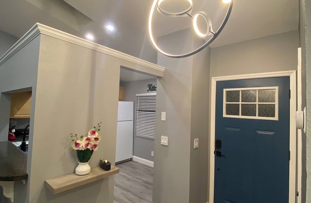 Charming 2-bedroom townhome in fabulous Orlando, family and pet friendly