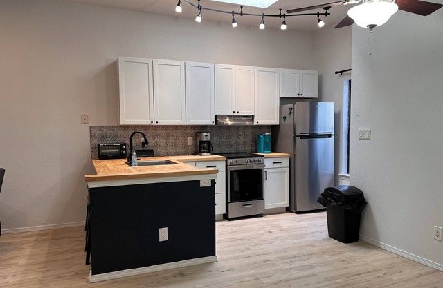 Charming 2-bedroom townhome with AC, WiFi in terrific Albuquerque